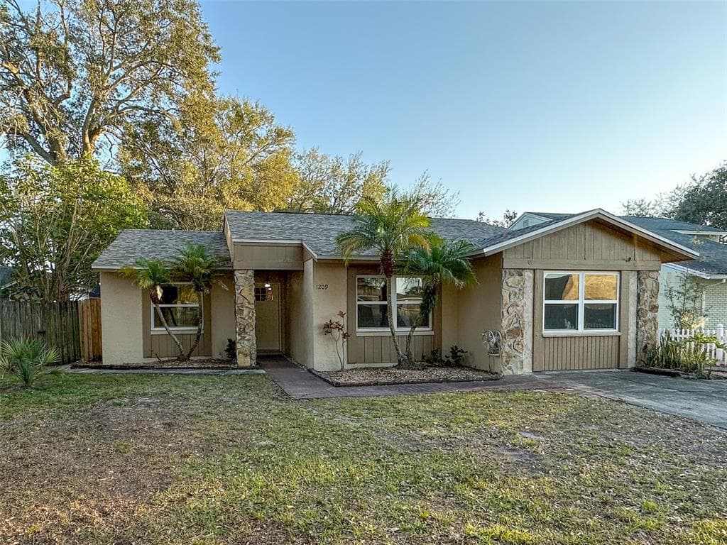 1209 EDGEWATER DRIVE LAKELAND, FL 33805