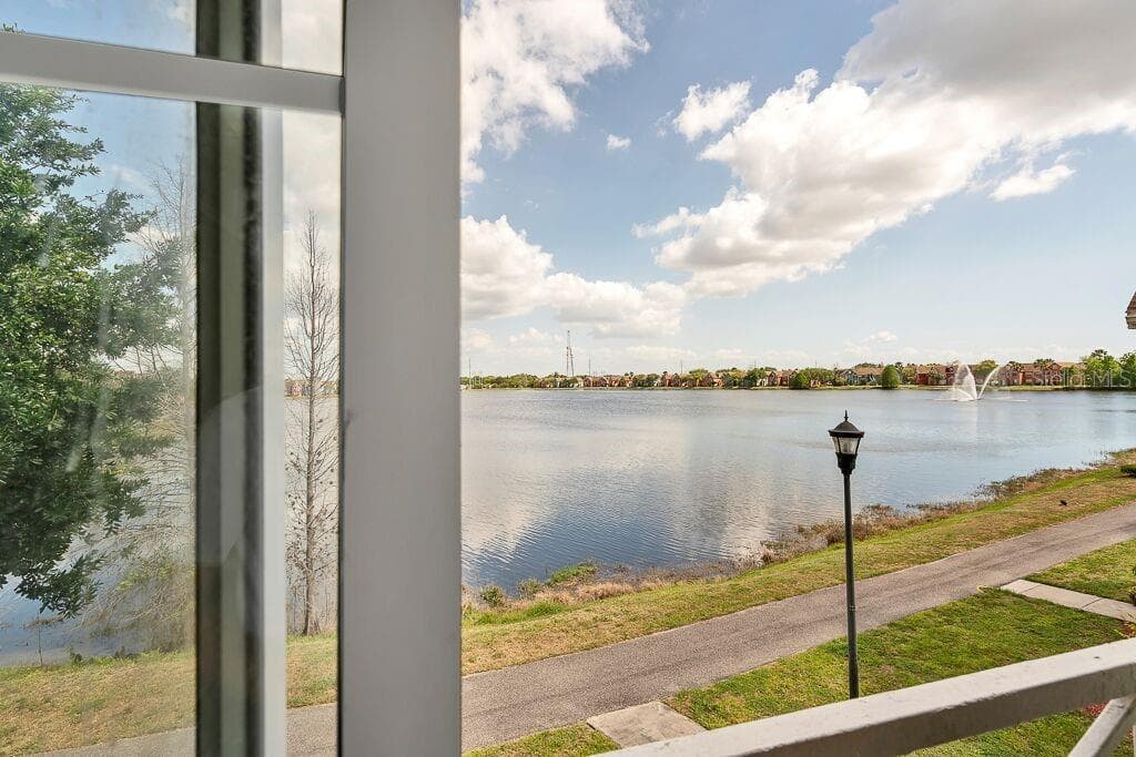 9274 LAKE CHASE ISLAND WAY UNIT 9274 TAMPA, FL 33626