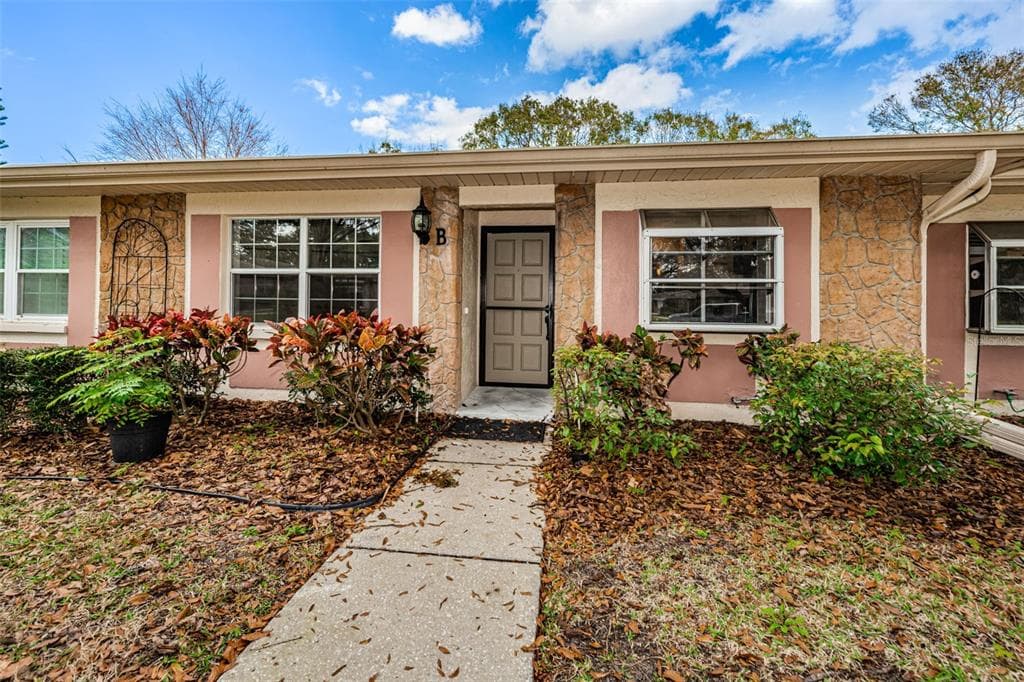 2290 LARK CIRCLE W UNIT B PALM HARBOR, FL 34684