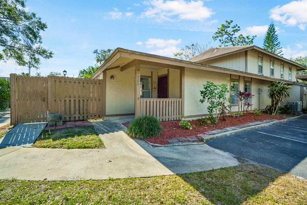 909 BUCK COURT BRANDON, FL 33511