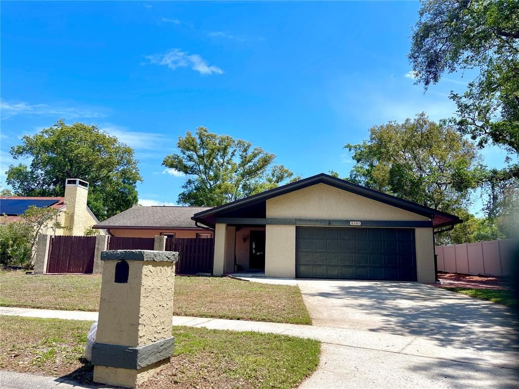 8301 PALMA VISTA LANE TAMPA, FL 33614