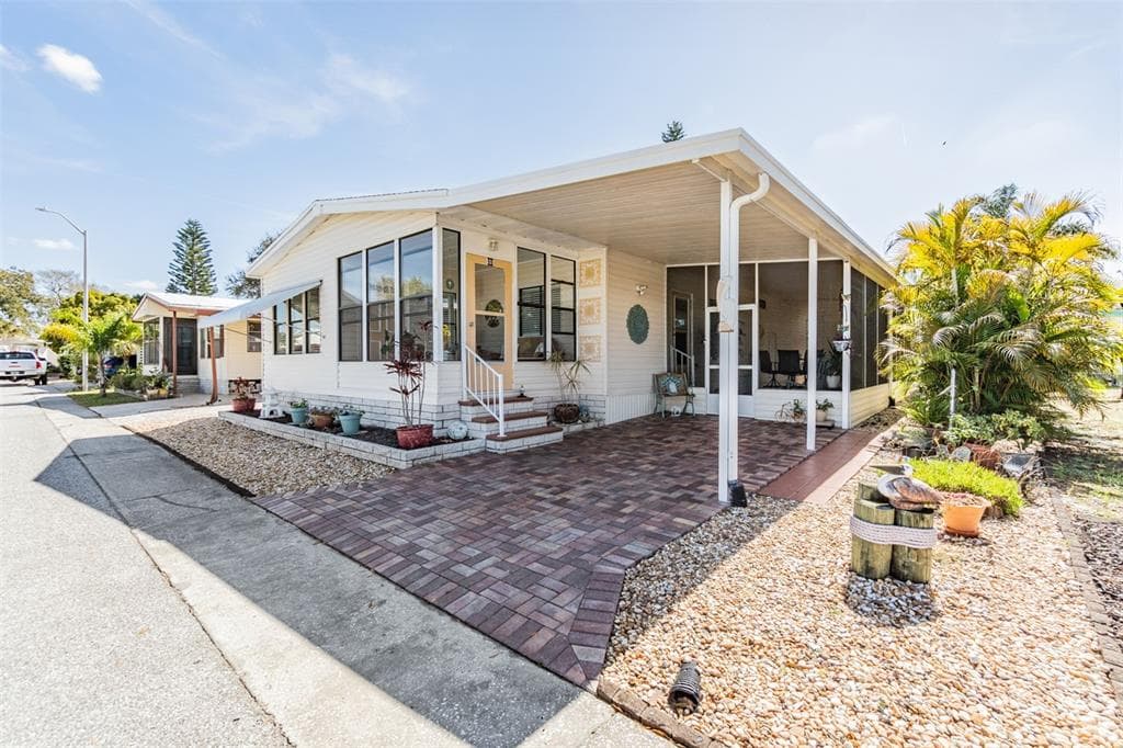 90 PELICAN DRIVE N OLDSMAR, FL 34677