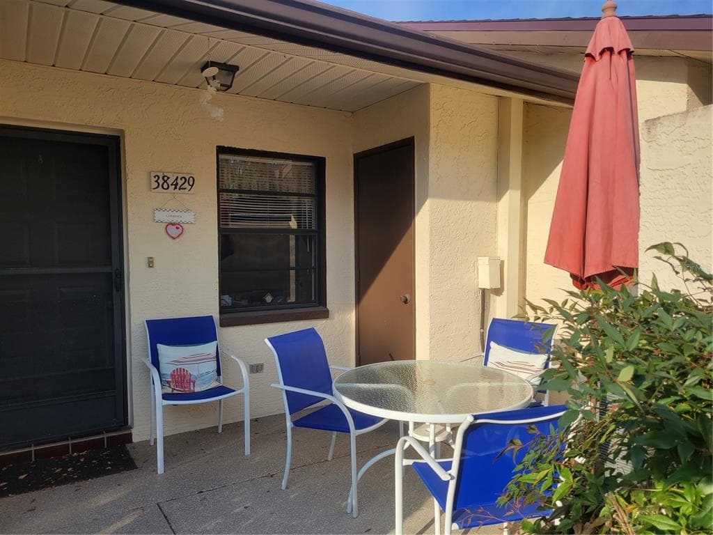 38429 COTTONWOOD PLACE UNIT 38429 ZEPHYRHILLS, FL 33542