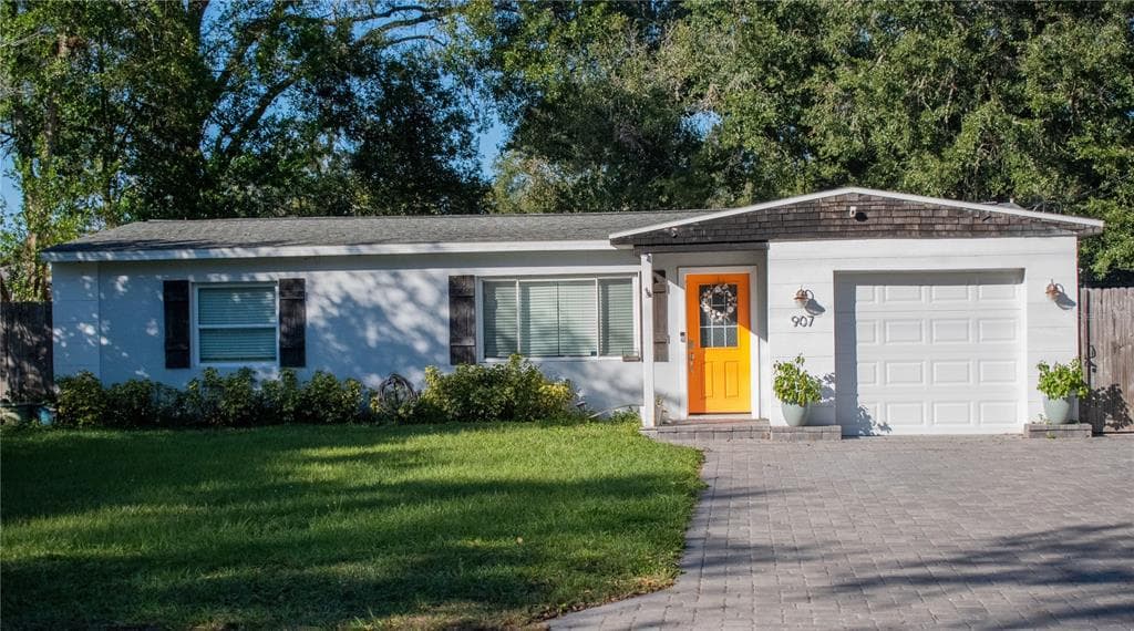 907 W COUNTRY CLUB DRIVE