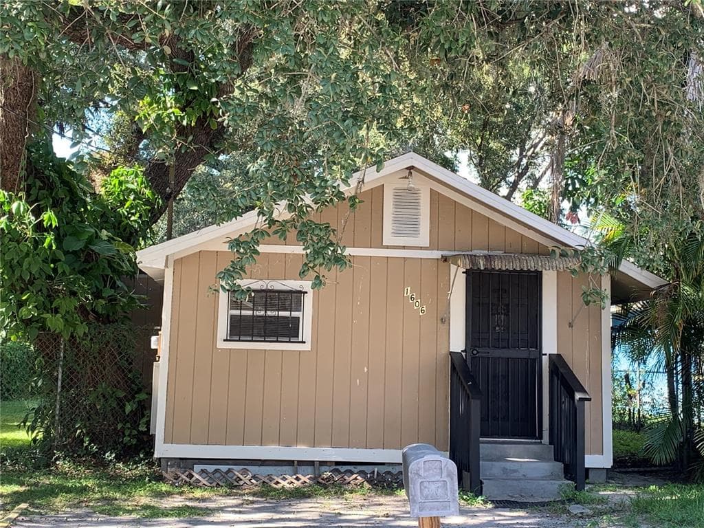 1606 E OSBORNE AVENUE TAMPA, FL 33610