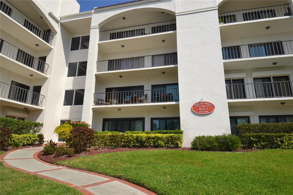 238 MARINER DRIVE TARPON SPRINGS, FL 34689