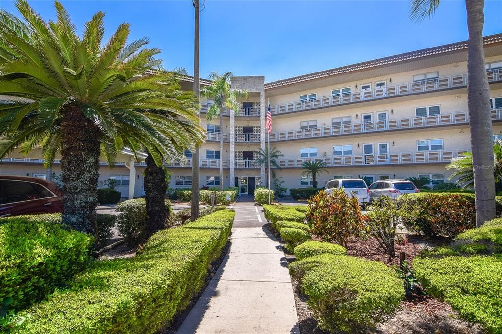 5725 80TH STREET N UNIT 401 ST PETERSBURG, FL 33709