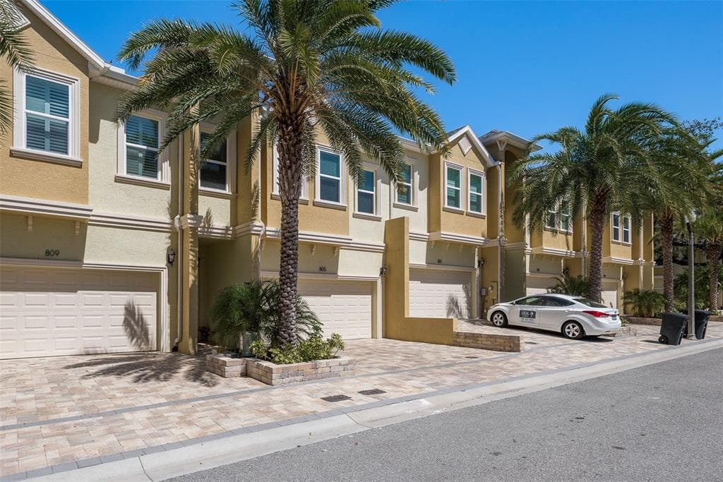 805 GRAND CYPRESS COURT N TARPON SPRINGS, FL 34689