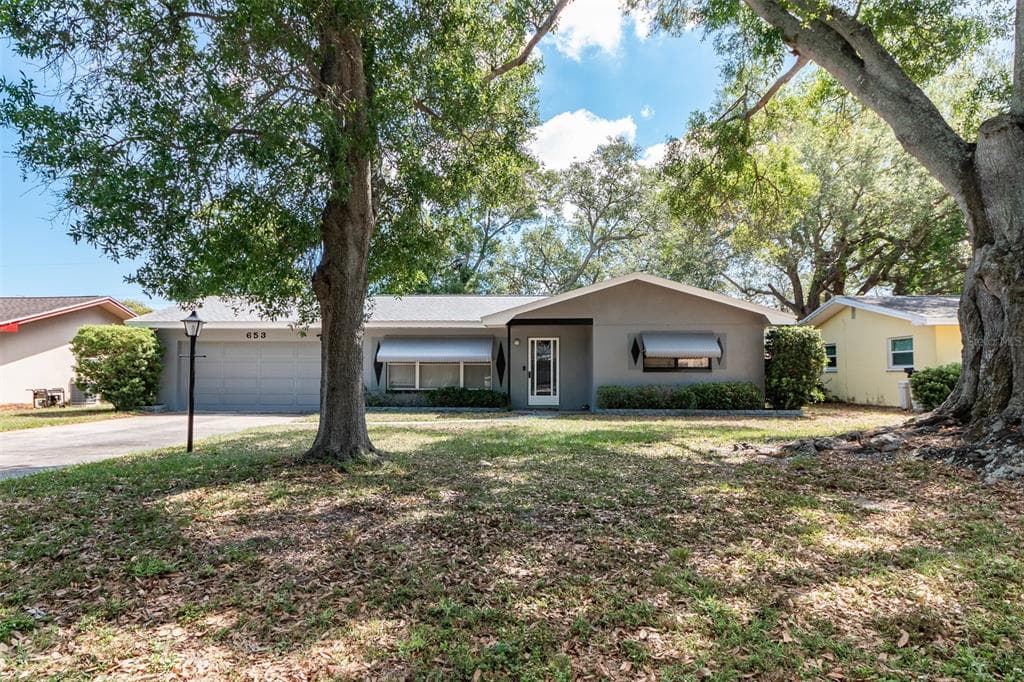 653 DEVILLE DRIVE E LARGO, FL 33771