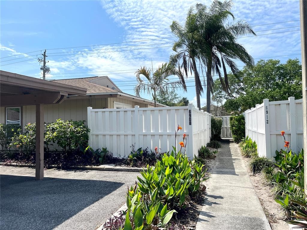 6908 EL CENTRO COURT TAMPA, FL 33634