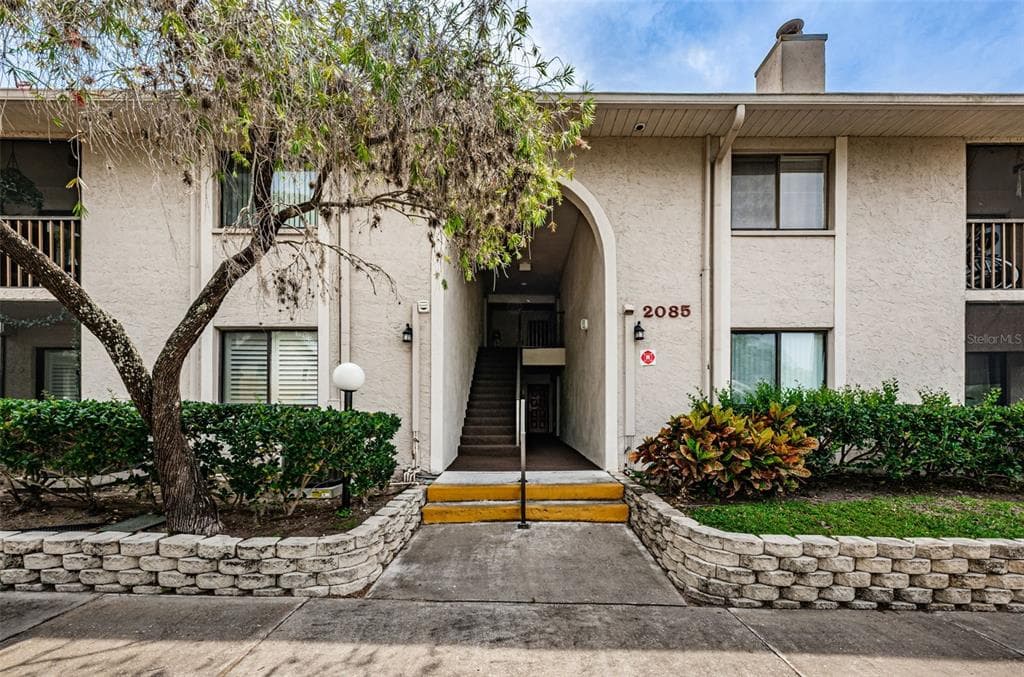 2085 HUNTERS GLEN DRIVE UNIT 228 DUNEDIN, FL 34698
