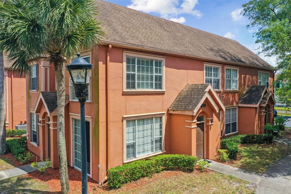 9554 LAKE CHASE ISLAND WAY UNIT 9554 TAMPA, FL 33626
