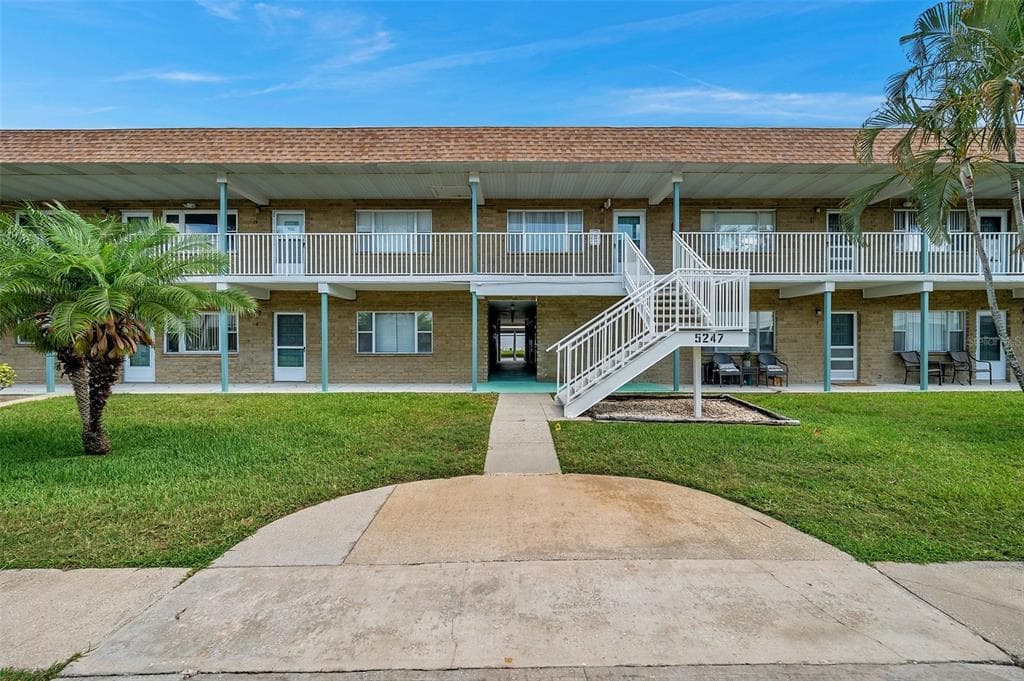 5247 81ST STREET N UNIT 15 ST PETERSBURG, FL 33709