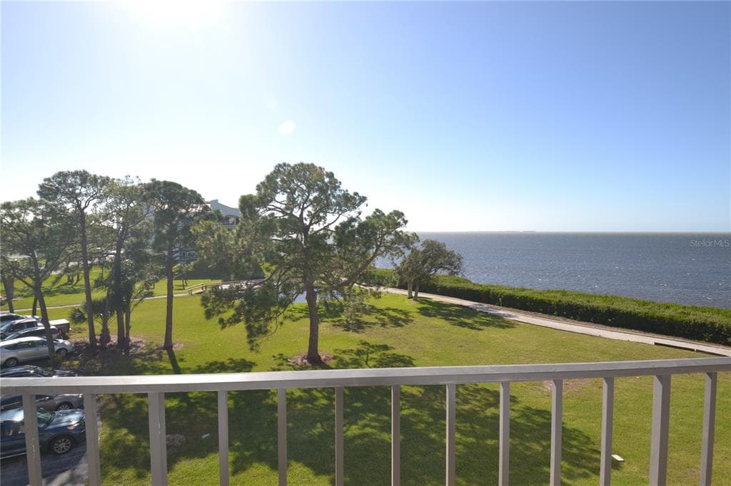 332 MARINER DRIVE TARPON SPRINGS, FL 34689