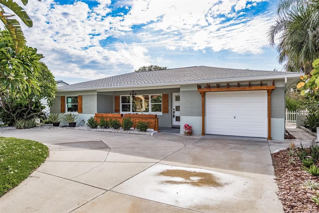 2745 HIBISCUS DRIVE W