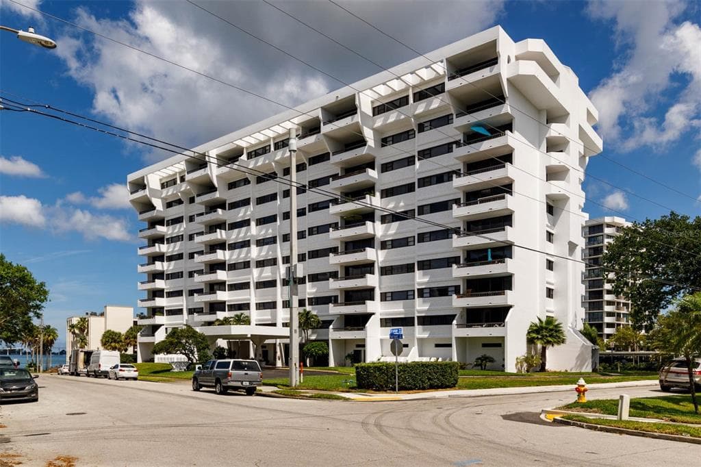 30 TURNER STREET UNIT 605 CLEARWATER, FL 33756