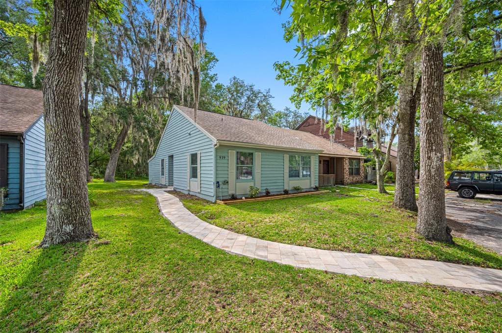 939 VILLAGE DR BROOKSVILLE, FL 34601