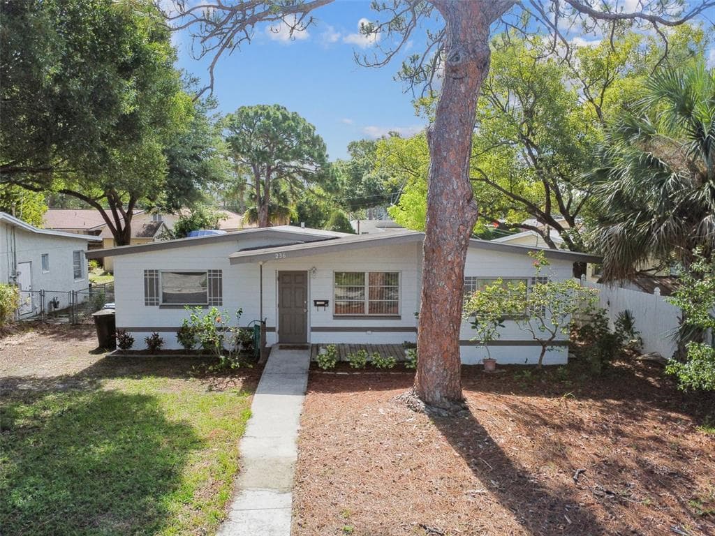 236 NW MADISON CIRCLE N ST PETERSBURG, FL 33702