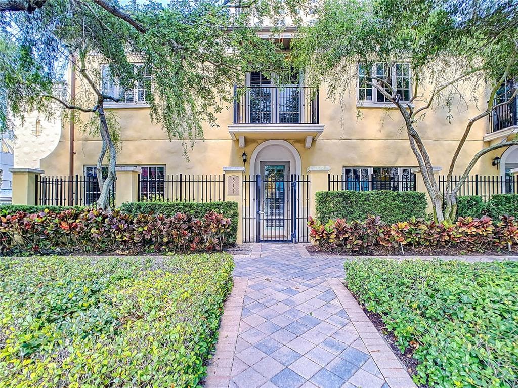 300 BEACH DRIVE NE UNIT 311