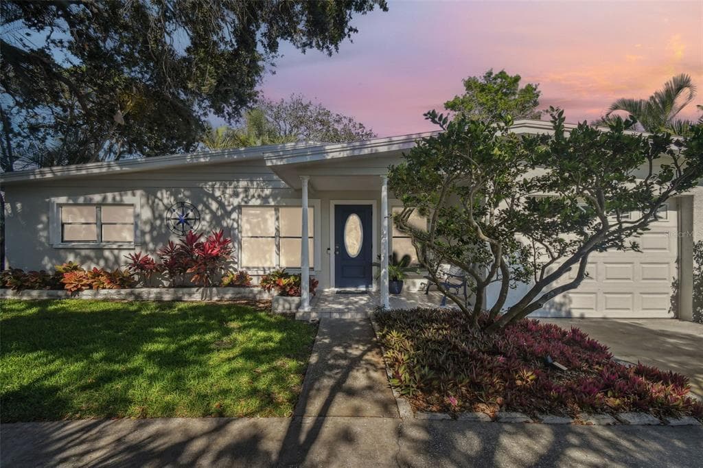 941 PALM DRIVE