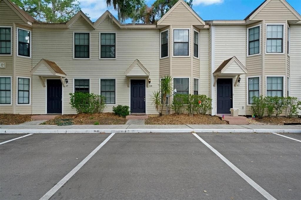 2302 MAKI ROAD UNIT 44 PLANT CITY, FL 33563