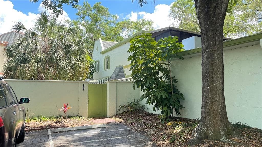 4413 VIEUX CARRE CIRCLE UNIT 4413 TAMPA, FL 33613