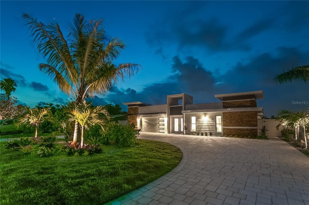25 DOLPHIN DRIVE TREASURE ISLAND, FL 33706