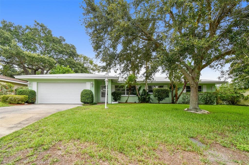 2111 LANAI AVENUE BELLEAIR BLUFFS, FL 33770