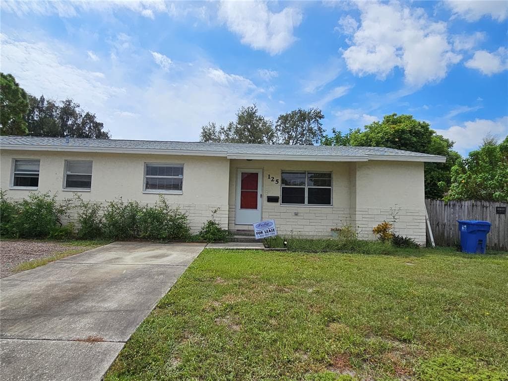 125 NE MONROE CIRCLE N ST PETERSBURG, FL 33702
