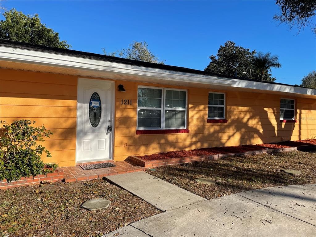 1211 S LAKE DRIVE CLEARWATER, FL 33756