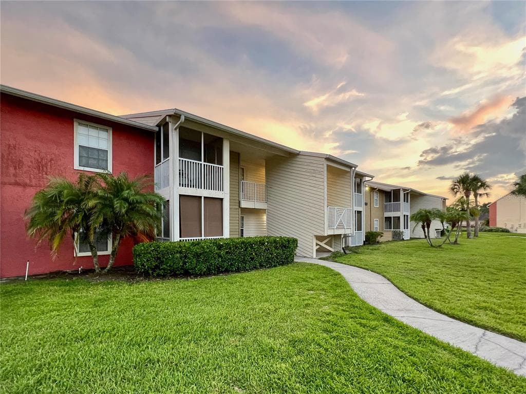 221 LAKE BROOK CIRCLE UNIT 102 BRANDON, FL 33511