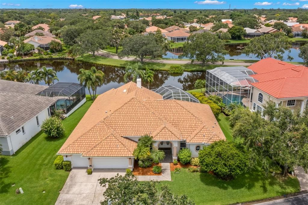 1247 DARLINGTON OAK CIRCLE NE ST PETERSBURG, FL 33703