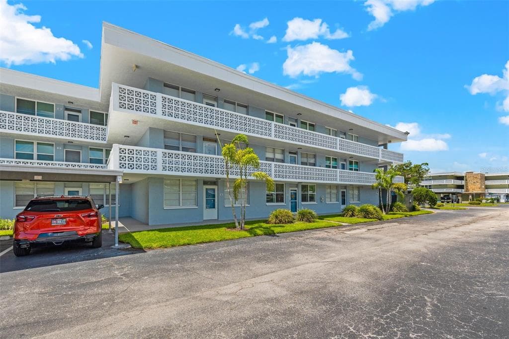4895 BAY ST NE UNIT 106 ST PETERSBURG, FL 33703