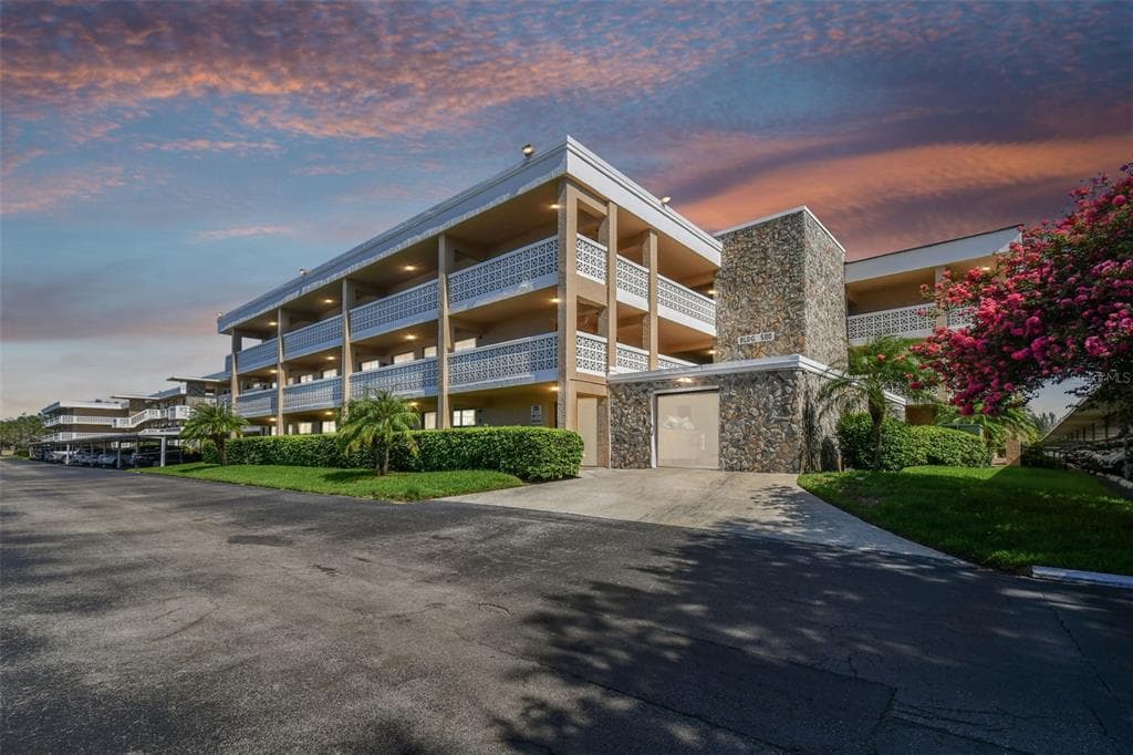 4920 LOCUST STREET NE UNIT 303 ST PETERSBURG, FL 33703