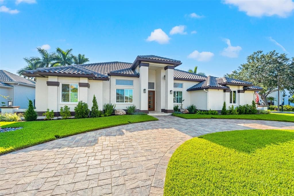 1230 DARLINGTON OAK CIRCLE NE ST PETERSBURG, FL 33703