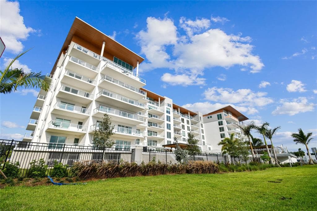 1020 SUNSET POINT ROAD UNIT 511 CLEARWATER, FL 33755