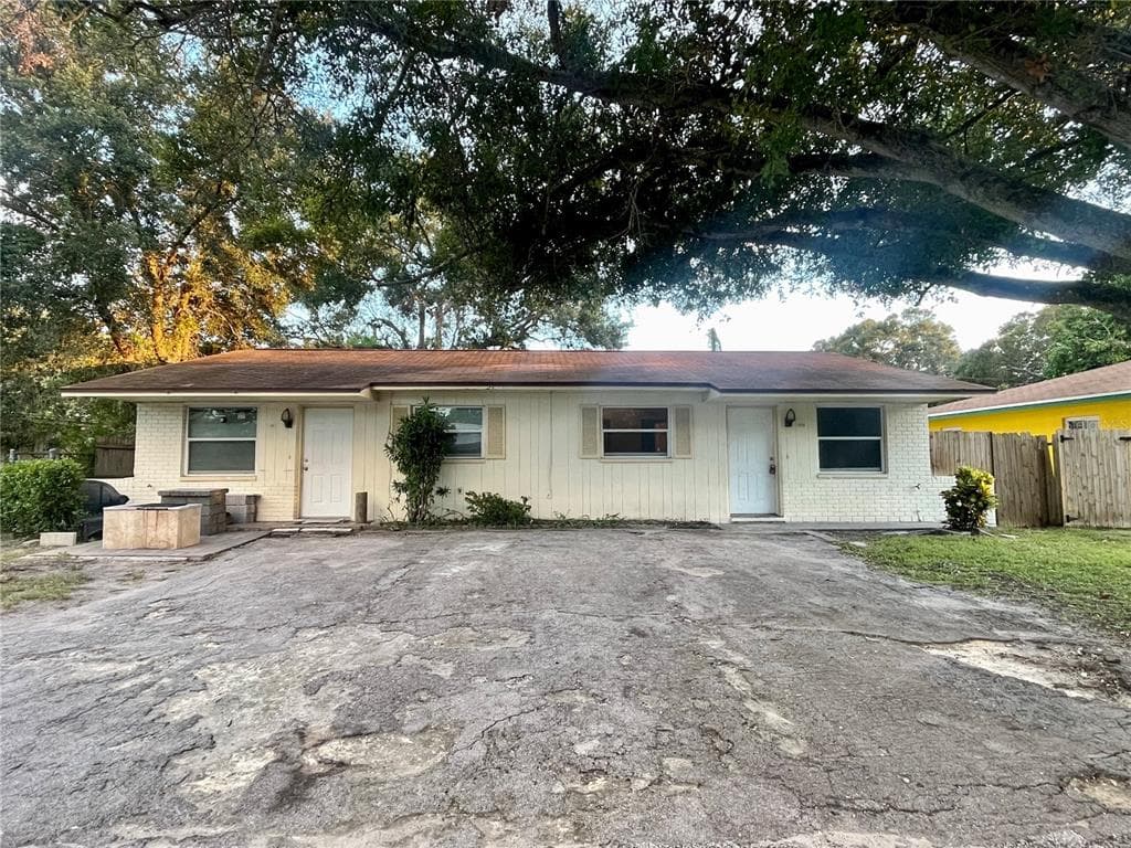 105 LAKE AVENUE SE LARGO, FL 33771