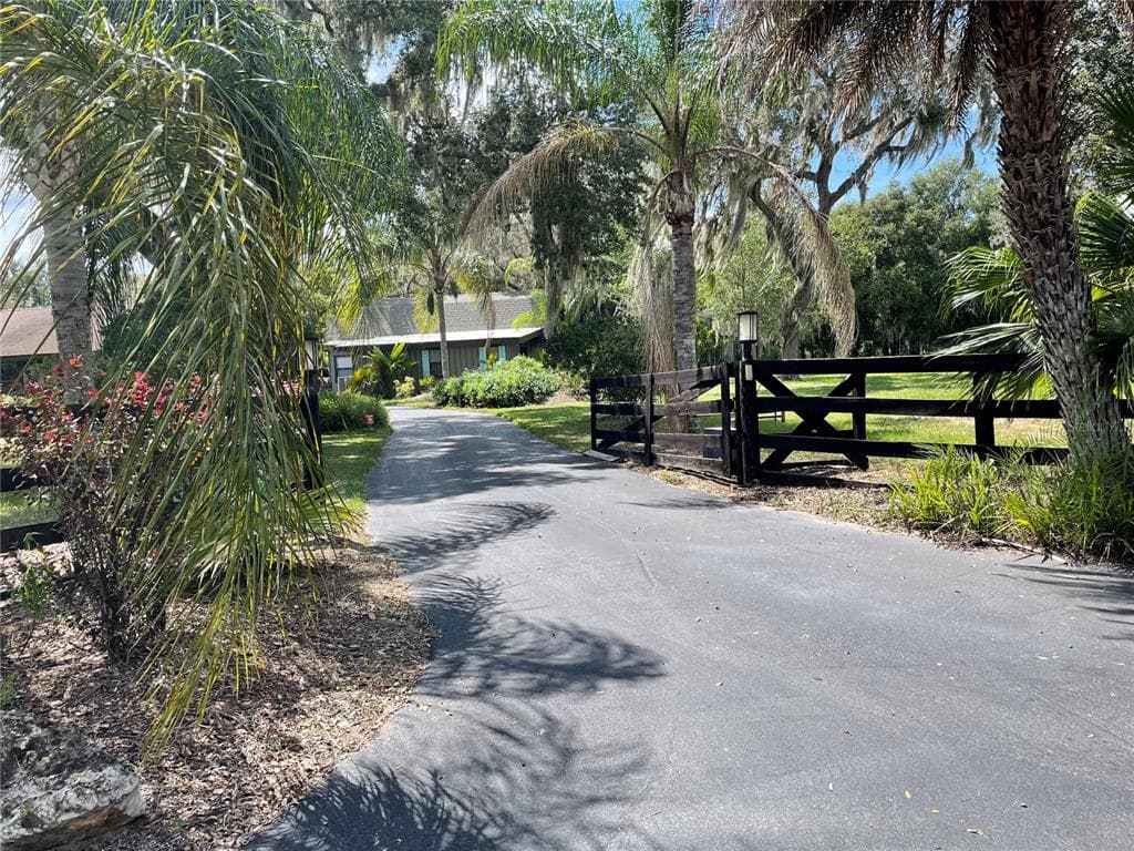 12604 SELAH RANCH LANE UNIT B THONOTOSASSA, FL 33592