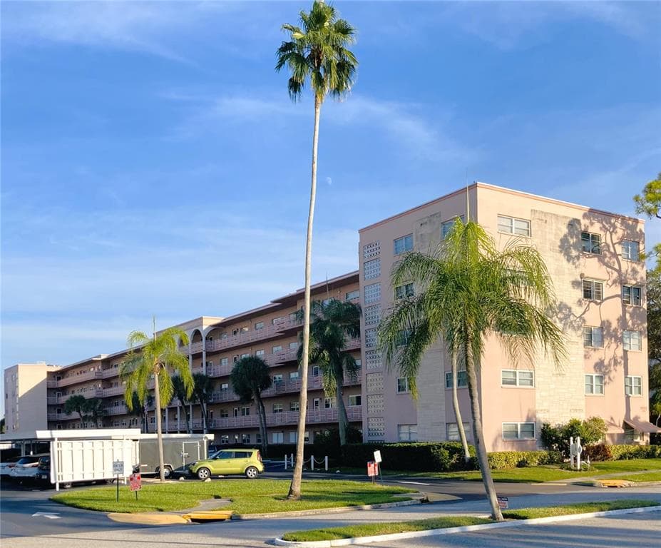 5521 80TH STREET N UNIT 304 ST PETERSBURG, FL 33709
