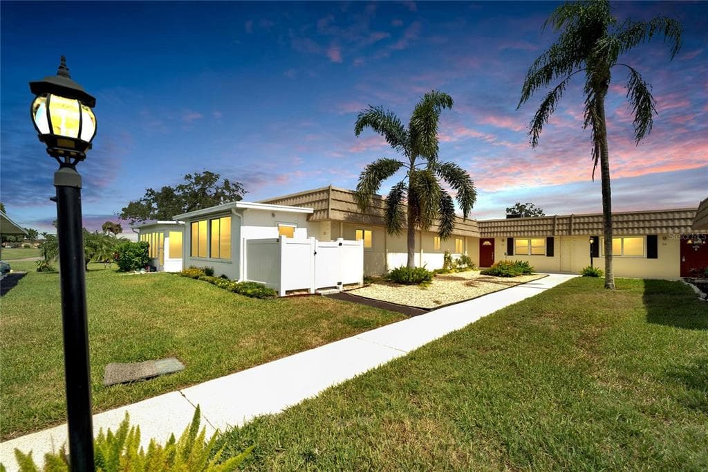 202 BEDFORD STREET UNIT 52 SUN CITY CENTER, FL 33573