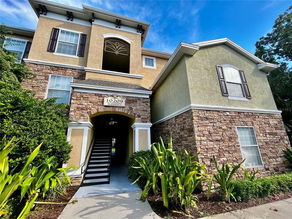 10209 COURTNEY PALMS BOULEVARD UNIT 301 TAMPA, FL 33619