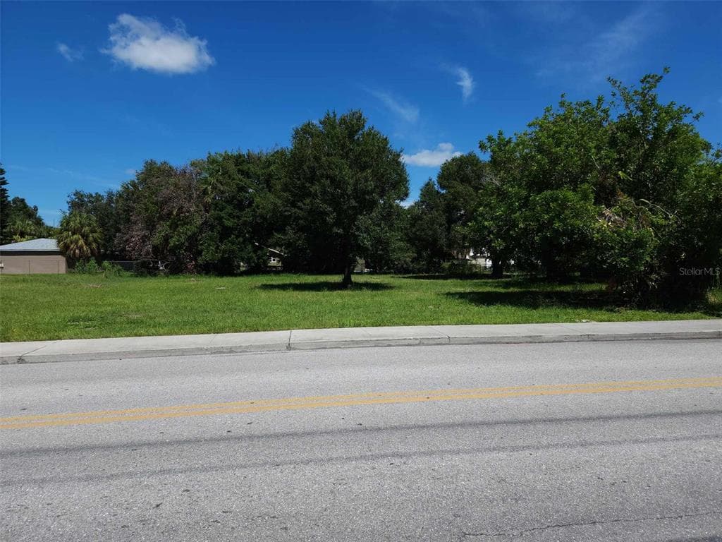 612 13TH AVENUE W BRADENTON, FL 34205