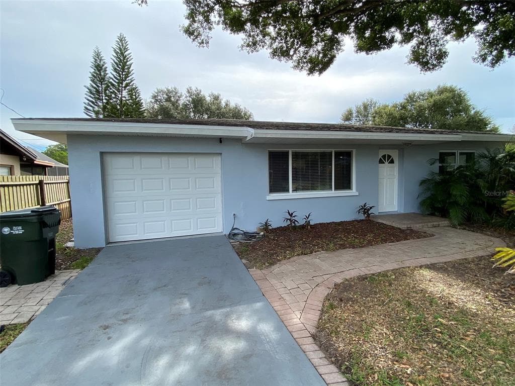 391 PLUMOSA DRIVE LARGO, FL 33771