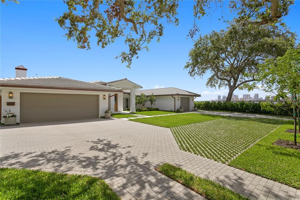 127 BAY POINT DRIVE NE ST PETERSBURG, FL 33704
