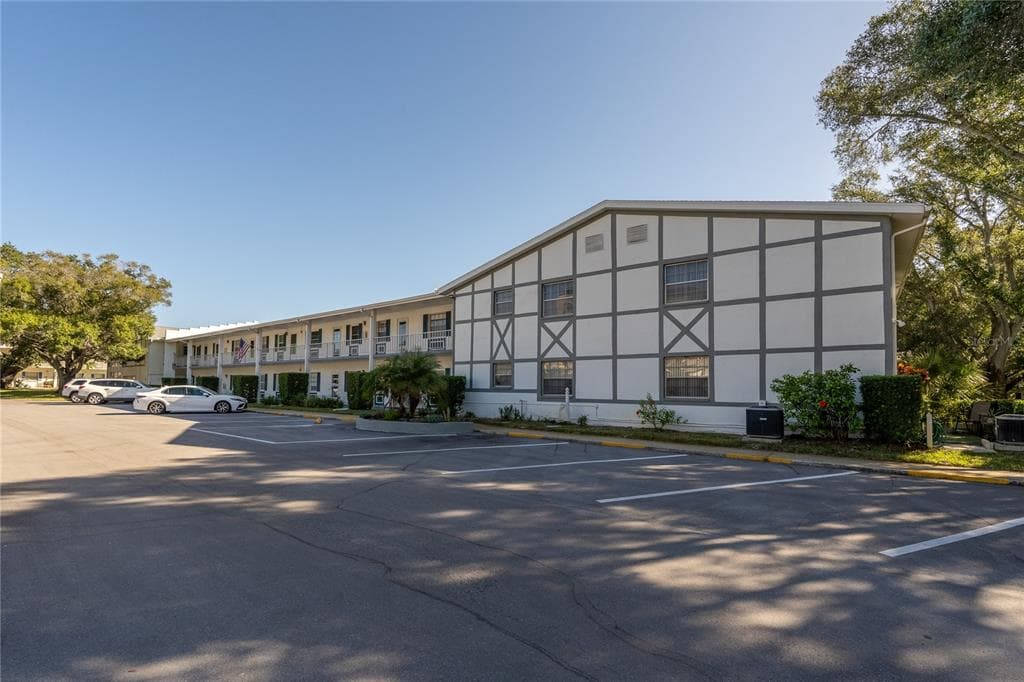 600 GLENNES LANE UNIT 203 DUNEDIN, FL 34698