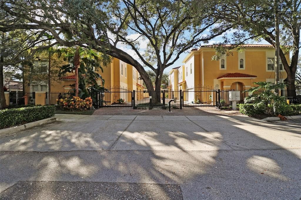 505 S TAMPANIA AVENUE UNIT 2 TAMPA, FL 33609