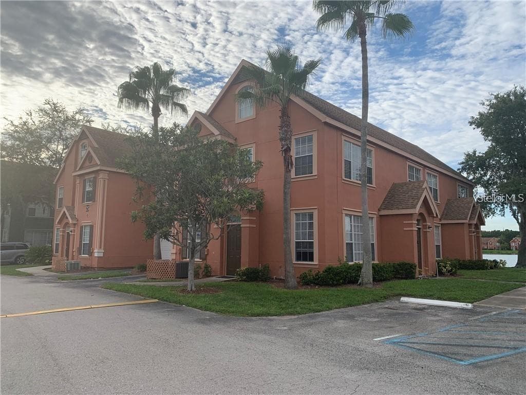 9562 LAKE CHASE ISLAND WAY UNIT 9562 TAMPA, FL 33626