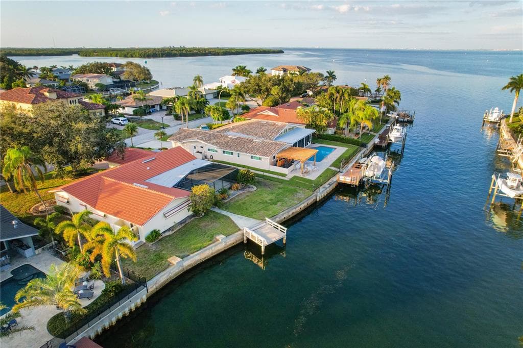 2066 HAWAII AVENUE NE ST PETERSBURG, FL 33703