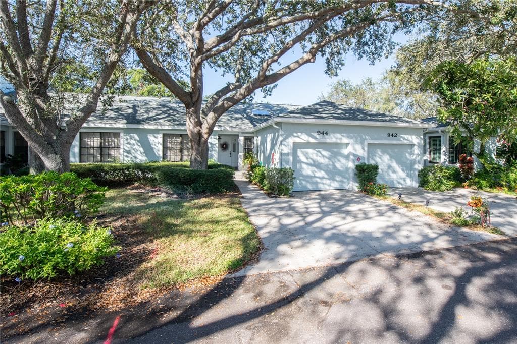 944 SAN CARLOS COURT NE ST PETERSBURG, FL 33702