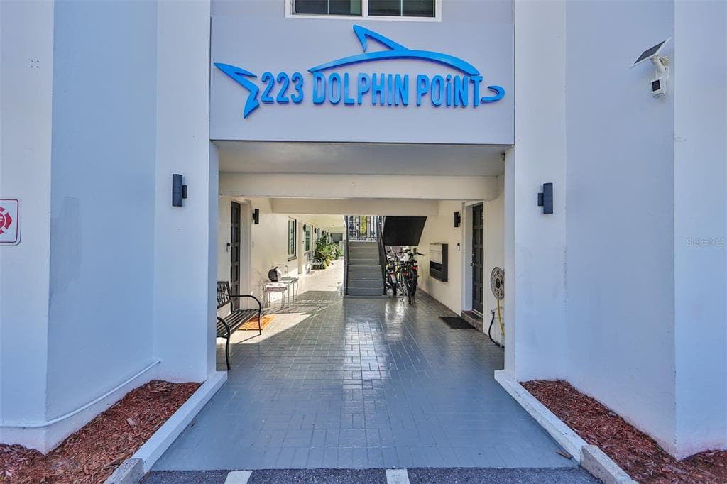 223 DOLPHIN POINT UNIT 9 CLEARWATER, FL 33767